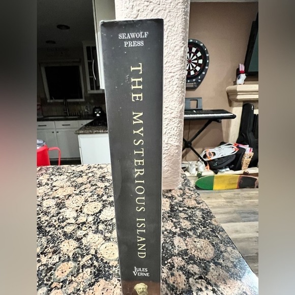 The Mysterious Island Illustrated 100th Anniversary Collection Book - Picture 3 of 5